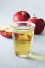 Vaso de zumo de manzana - foto de stock