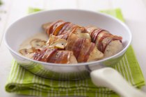 Peito de frango recheado envolto em bacon — Fotografia de Stock