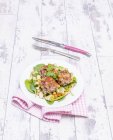 Lammfleischbällchen mit Pinienkernen und Salat — Stockfoto