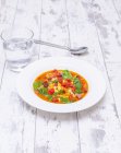 Суп из гороха со шпинатом и чоризо — стоковое фото