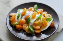 Salat mit Orangencocktail — Stockfoto