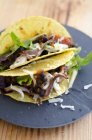 Tacos gefüllt mit Fleisch — Stockfoto