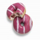Donuts de morango com engarrafamento — Fotografia de Stock