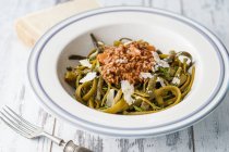 Seaweed pasta with Bolognese sauce — Stock Photo