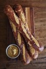 Baguette pretzel con senape — Foto stock