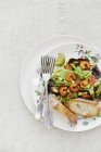 Salade de feuilles aux crevettes et pamplemousse — Photo de stock