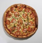 Пицца с помидорами и базиликом — стоковое фото