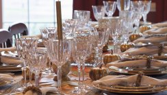Святковий стіл зі скляним посудом та налаштуваннями місця для Дня подяки — стокове фото