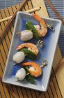 Vista close-up de lichia e espetos de camarão com hortelã — Fotografia de Stock