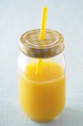 Апельсиновый сок в банке — стоковое фото
