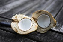 Свіжого кокосу роздвоєна — стокове фото