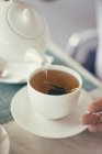 Розливання чаю в чашку — стокове фото