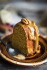 Осенний ореховый торт с карамельной глазурью — стоковое фото