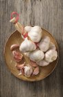 Bunch of dried garlic and cloves — Stock Photo