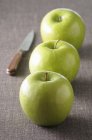 Tres manzanas verdes - foto de stock