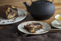 Мармуровий торт, який подають з чаєм — стокове фото