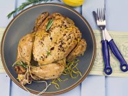 Pollo intero al limone e rosmarino — Foto stock