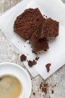 Gâteau au chocolat et tasse de café — Photo de stock