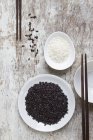 Riz noir et riz blanc — Photo de stock