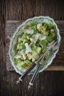 Цезарный салат с соусом — стоковое фото