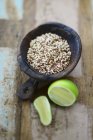 Semi di quinoa colorati in ciotola di legno — Foto stock
