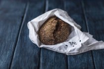 Домашний ржаной хлеб в салфетке — стоковое фото