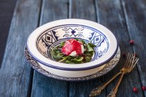 Spinatsalat mit Ricotta und Fruchtsauce — Stockfoto
