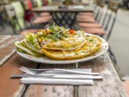 Frittata con insalata mista e cetriolini — Foto stock