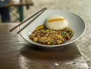 Pancia di maiale fritto con riso — Foto stock