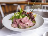 Смажена яловичина зі змішаним листковим салатом — стокове фото