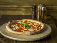 Käse und Basilikum-Pizza — Stockfoto