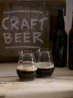 Dos vasos de cerveza oscura - foto de stock