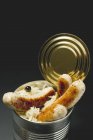 Сосиски на гриле с квашеной капустой — стоковое фото