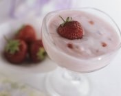 Полуничний йогурт в банці — стокове фото