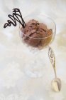 Mousse al cioccolato in un bicchiere — Foto stock