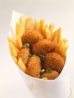 Peixe e batatas fritas em cone de papel — Fotografia de Stock