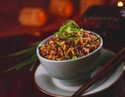 Чаша азиатского жареного риса — стоковое фото