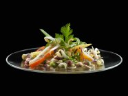 Салат з квасолі на скляній тарілці — стокове фото
