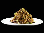 Asiatisches Nudelgericht mit schwarzen Bohnen — Stockfoto