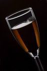 Nahaufnahme von Glas mit Getränk auf schwarzem Hintergrund — Stockfoto