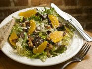 Мандаринский апельсиновый салат с засахаренными орехами — стоковое фото