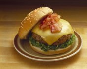Cheeseburger sur pain de graines de sésame — Photo de stock