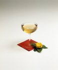 Glas Champagner mit gelber Rose — Stockfoto