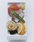 Vista close-up de Sashimi com peixes, tentáculos de polvo, limão e caviar — Fotografia de Stock