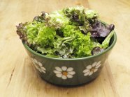 Salade de feuilles mélangées dans un bol — Photo de stock
