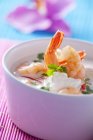 Closeup view of prawn soup with sour cream in bowl — Stock Photo