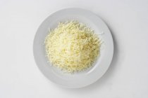 Piatto di formaggio grattugiato — Foto stock