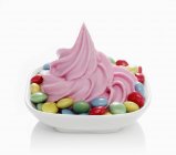 Мороженое с клубничным йогуртом — стоковое фото