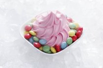 Полуничне йогуртове морозиво — стокове фото