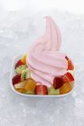 Мороженое с клубничным йогуртом — стоковое фото